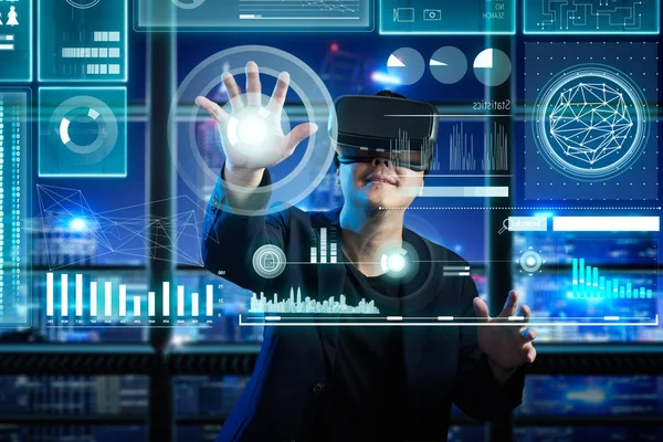 Üzletember Virtuális Valóság Szemüveg Futurisztikus Számítógép Képernyőjén Jövőbeli Üzleti Koncepció — Stock Fotó