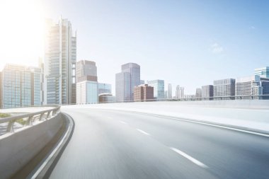 Üstgeçidin asfalt yolun arka plan üzerinde modern gökdelenler ile yakın çekim