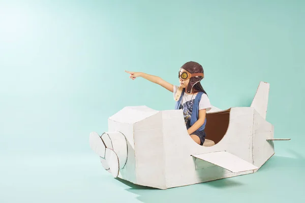 Naneli Yeşil Zemin Üzerine Karton Uçak Oynayan Küçük Kız — Stok fotoğraf