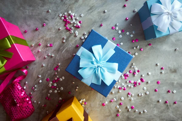 Draufsicht Auf Bunte Geschenkboxen Mit Kleinen Rosa Sternen Auf Grauem — Stockfoto