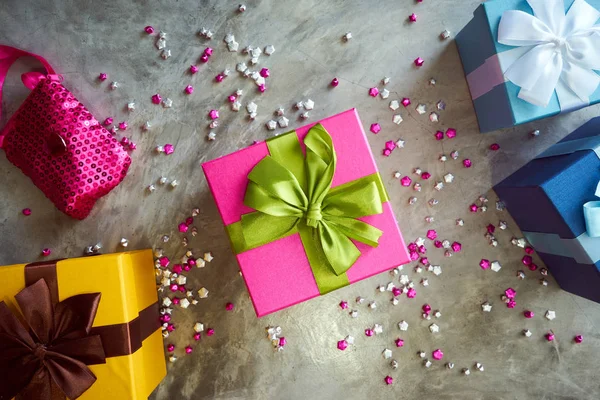 Draufsicht Auf Bunte Geschenkboxen Mit Kleinen Rosa Sternen Auf Grauem — Stockfoto