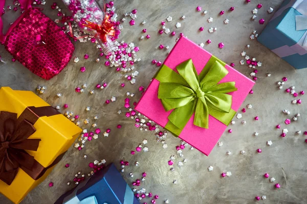 Draufsicht Auf Bunte Geschenkboxen Mit Kleinen Rosa Sternen Auf Grauem — Stockfoto