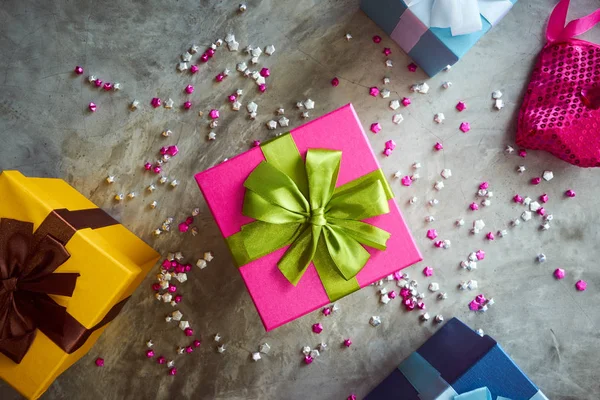 Draufsicht Auf Bunte Geschenkboxen Mit Kleinen Rosa Sternen Auf Grauem — Stockfoto