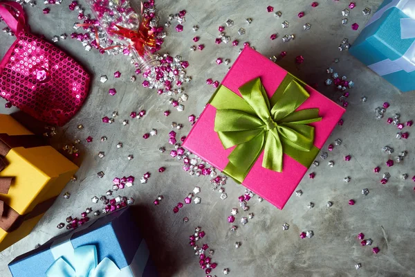 Draufsicht Auf Bunte Geschenkboxen Mit Kleinen Rosa Sternen Auf Grauem — Stockfoto