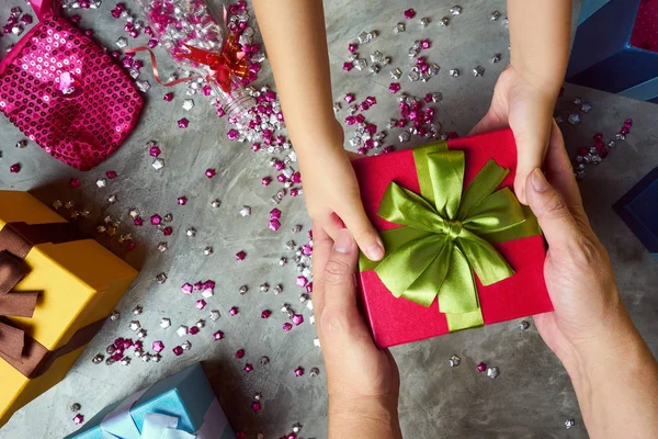 Nahaufnahme Von Mädchen Die Geschenke Machen Bunten Schachteln Und Kleinen — Stockfoto