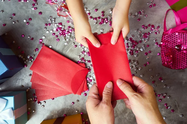 Männliche Hände Geben Roten Umschlag Über Kleine Rosa Sterne Auf — Stockfoto