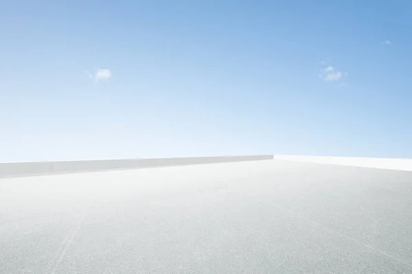 Espaço Aberto Vazio Piso Superior Fundo Céu Azul — Fotografia de Stock