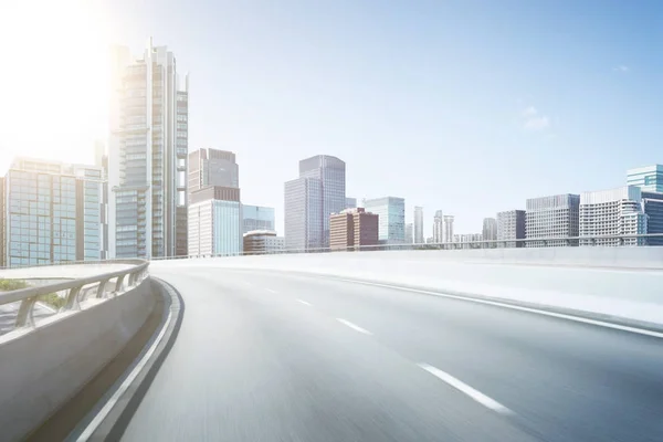 Primer Plano Carretera Asfalto Con Rascacielos Modernos Fondo —  Fotos de Stock