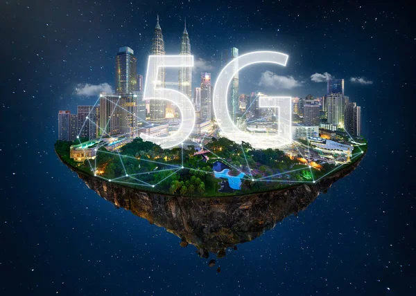 Fantezi Adası gece gökyüzü arka plan üzerinde ağ ışık, iletişim 5 g ağ kavramı ile hava yüzen