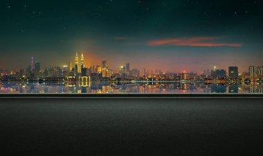 Asfalt yol yan güzel Kuala Lumpur Şehir waterfront manzarası ile panoramik manzaralı. Gece çekimi .