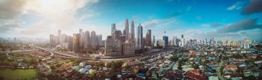 Panorama cityscape görünümü ortasında Kuala Lumpur Şehir Merkezi, erken sabah küçük sis, Malezya .