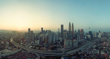 Kuala Lumpur cityscape manzarası, sabah erken gündoğumu sahne, Malezya ortasında Panorama havadan görünümü .