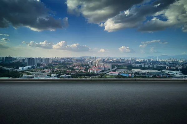 Panoramablick Auf Die Asphaltierte Straßenseite Mit Der Schönen Skyline Von — Stockfoto