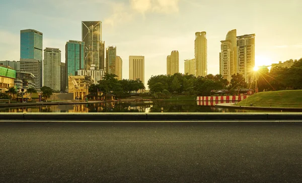沥青路边与美丽的吉隆坡城市滨水天际线 日出场面 — 图库照片