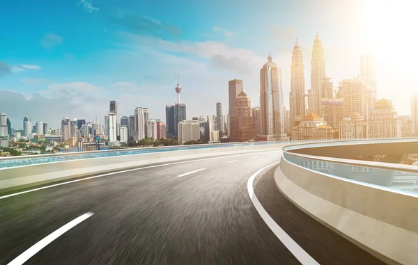 Movimiento Curvilíneo Sobrevuelo Carretera Asfaltada Con Vista Horizonte Urbano Moderno — Foto de Stock