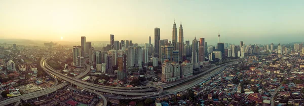 パノラマ空撮クアラルンプール都市景観のスカイライン 早朝日の出シーン マレーシアの真ん中に — ストック写真