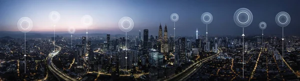 Panorama Luftaufnahme Der Stadtsilhouette Mit Netzwerkanschlusskonzept Frühmorgendliche Sonnenaufgangsszene — Stockfoto