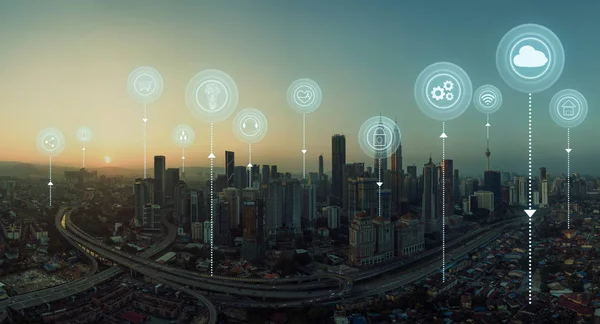 Cityscape skyline internet şeyler, ağlar ve Artırılmış gerçeklik kavramı, sabah erken gündoğumu sahne ile akıllı hizmet ve simgeler, Panorama havadan görünümü .