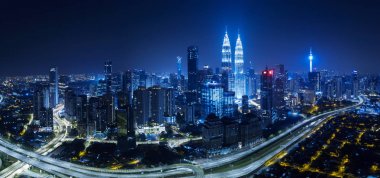 Panorama havadan görünümü Kuala Lumpur cityscape manzarası ortasında. Gece çekimi .
