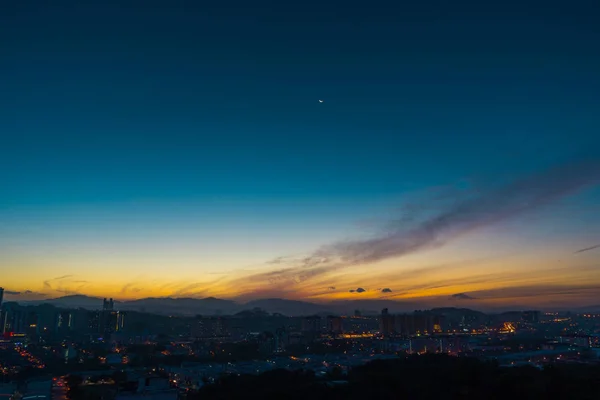 Schöner Natürlicher Sonnenaufgang Über Silhouetten Stadtsilhouette Und Erstaunliche Orangefarbene Wolken — Stockfoto