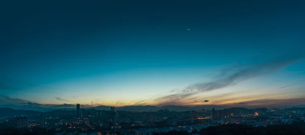 Schöner Natürlicher Sonnenaufgang Über Silhouetten Stadtsilhouette — Stockfoto