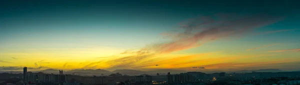 Hermoso Amanecer Natural Sobre Siluetas Horizonte Ciudad Nubes Color Naranja — Foto de Stock