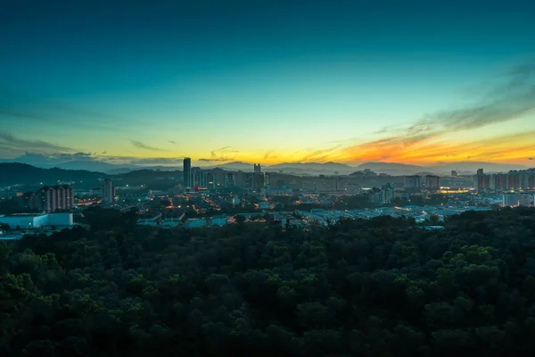 Piękne Naturalne Wschód Słońca Nad Panoramę Miasta Sylwetki — Zdjęcie stockowe