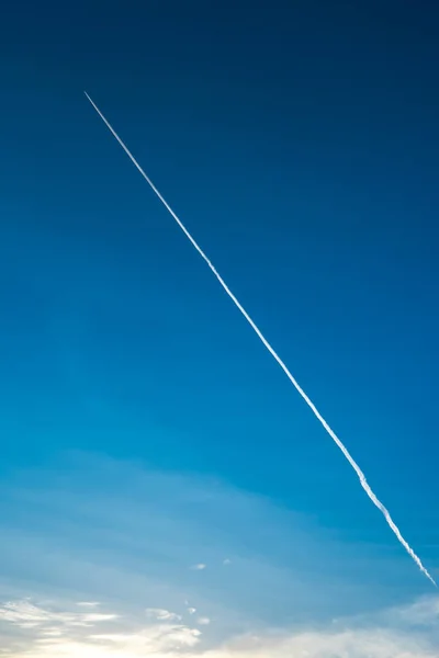 Avião Contrail Contra Céu Azul Claro — Fotografia de Stock