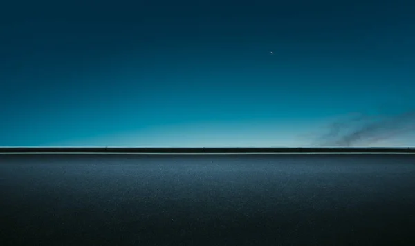 空アスファルト側夜空の背景に — ストック写真