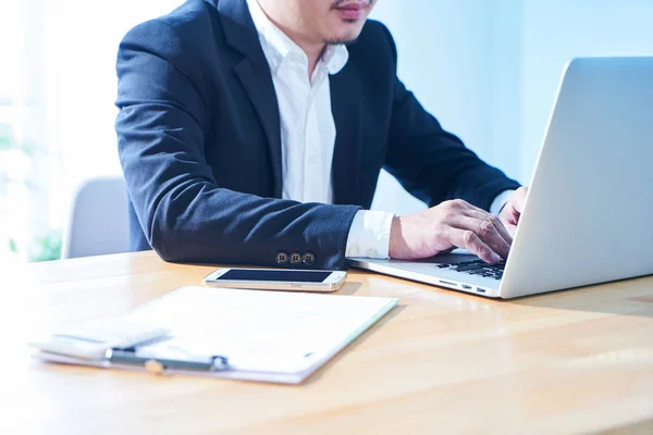 Vue Rapprochée Homme Affaires Utilisant Ordinateur Portable Sur Une Table — Photo