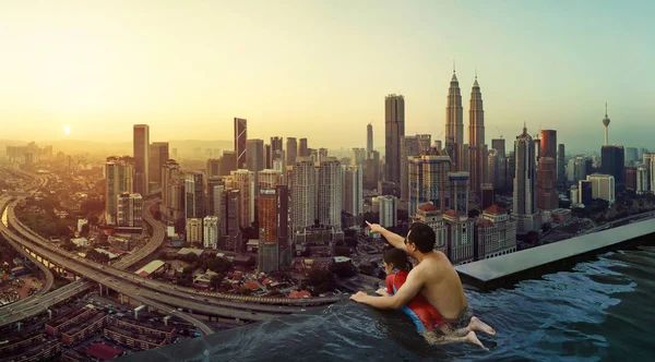 Pai Filha Desfrutando Bela Cena Nascer Sol Piscina Terraço Espaço — Fotografia de Stock