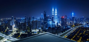 Açık alan manzaralı balkon Kuala Lumpur cityscape manzarası, gece sahne