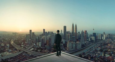 Cityscape seyir çatıda duran işadamı 