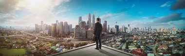 Cityscape seyir çatıda duran işadamı 