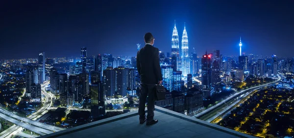 Biznesmen Stojąc Dachu Patrząc Panoramę Miasta Scena Nocy — Zdjęcie stockowe