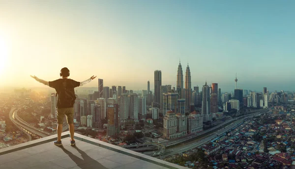 Giovane Uomo Piedi Sul Tetto Guardando Grande Vista Alba Paesaggio — Foto Stock