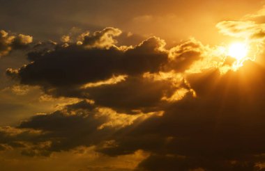 Güzel doğal günbatımı veya gündoğumu ve şaşırtıcı bulutlar gökyüzü üstündeki
