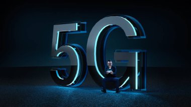 İşadamı mavi neon ışık ile 3d render 5 g fütüristik font otur heyecanlı. Mobil ağ hız iletişim teknoloji kavramı. Karışık teknik.
