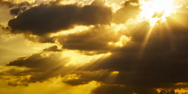 Bellissimo Tramonto Naturale Alba Sorprendenti Nuvole Cielo Sopra Esso — Foto Stock