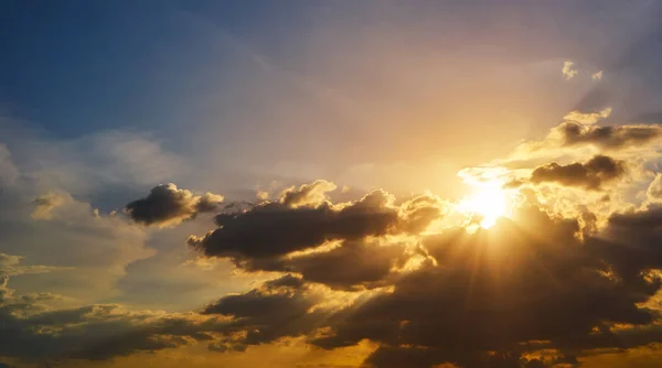Belo Pôr Sol Natural Nascer Sol Nuvens Incríveis Céu Acima — Fotografia de Stock