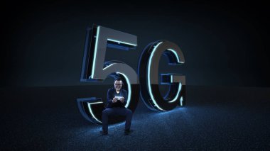 5 g fütüristik yazı tipi mavi neon ışık, mobil ağ hız iletişim teknoloji kavramı üzerinde oturan adam 
