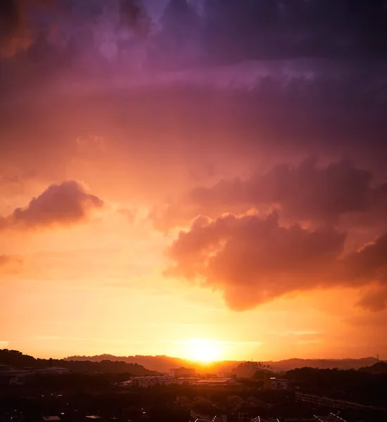 Драматичне Оранжеве Фіолетове Небо Заходу Сонця Над Будівлями — стокове фото