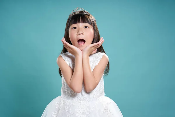 Portrait Petite Fille Asiatique Couronne Argent Robe Blanche — Photo