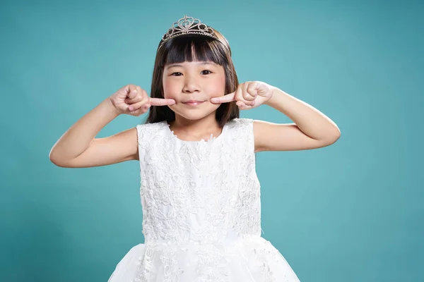 Retrato Menina Asiática Coroa Prata Vestido Branco — Fotografia de Stock