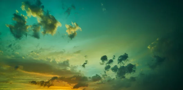 Драматичне Зелене Жовте Небо Заходу Сонця — стокове фото