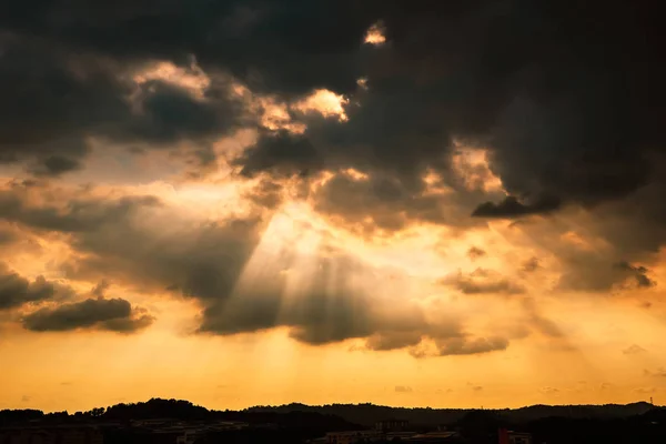 Rayons Soleil Dramatiques Travers Les Nuages Coucher Soleil Fond Ciel — Photo