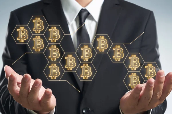 Biznesmen Gospodarstwa Łańcucha Bloków Połączenia Sieciowego Objawami Bitcoins — Zdjęcie stockowe