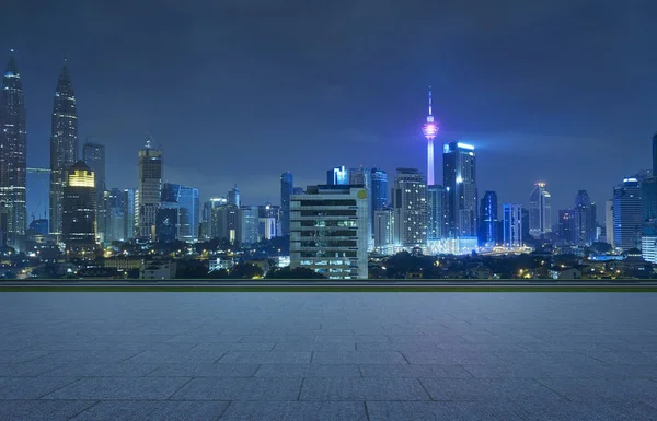 Lege Vierkante Begane Grond Met Stad Skyline Achtergrond Nachtbeeld — Stockfoto