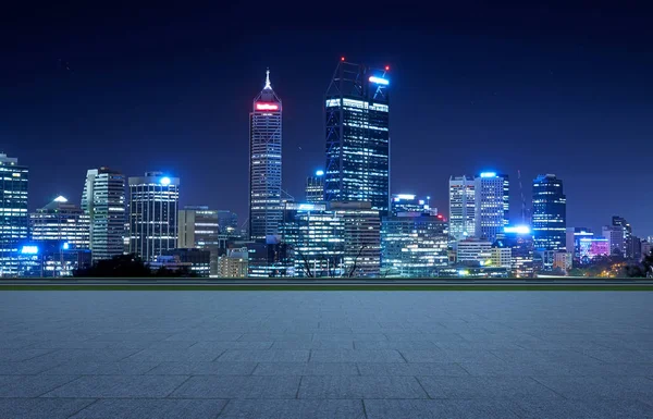 空的正方形底层与城市天际线背景 — 图库照片