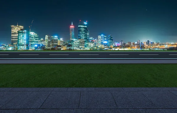 Seitenblick Leeren Asphaltstraße Mit Gras Stein Marmorboden Und Skyline Der — Stockfoto